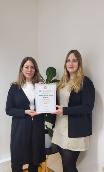 Ausbildungsteam mit Urkunde