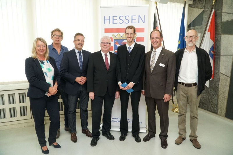E. Benner (Schulleiterin THS), S. Schneider (Fachlehrer THS), OB M. Wagner, Staatssekretär W. Koch, G. Reuschling, RP Dr. C. Ullrich, Herr Reuschling sen. Bild: © Regierungspräsidium Gießen