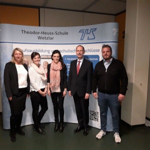 v. l. Evely Benner (Schulleiterin Theodor-Heuss-Schule), Sophie Janetzko, Lisa Wendlandt (beide Stadt Wetzlar), Jürgen Schmidt (Vorstand Förderverein), Sven Hamisch (Stadt Wetzlar); Bild: Theodor-Heuss-Schule