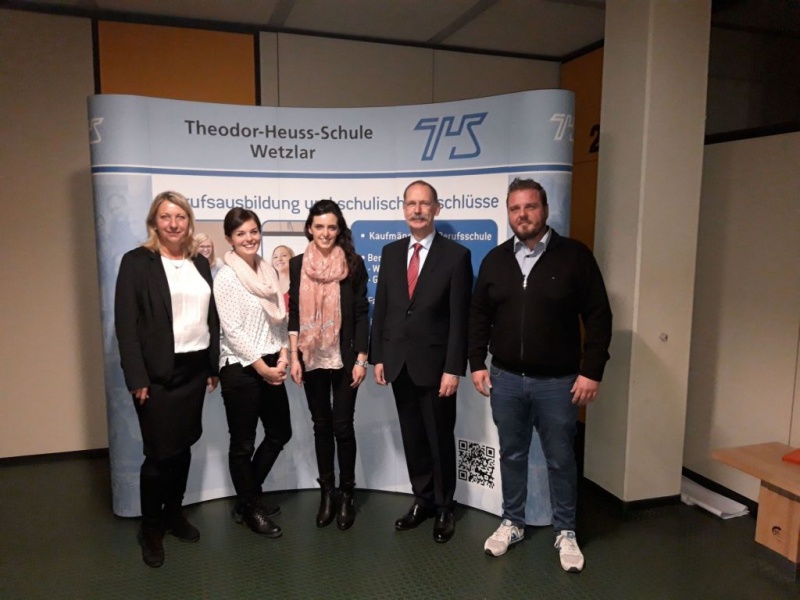 v. l. Evely Benner (Schulleiterin Theodor-Heuss-Schule), Sophie Janetzko, Lisa Wendlandt (beide Stadt Wetzlar), Jürgen Schmidt (Vorstand Förderverein), Sven Hamisch (Stadt Wetzlar); Bild: Theodor-Heuss-Schule