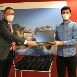 Oberbürgermeister Wagner bei der Übergabe der Laptops an unseren public administration Studenten Herrn Dinler.