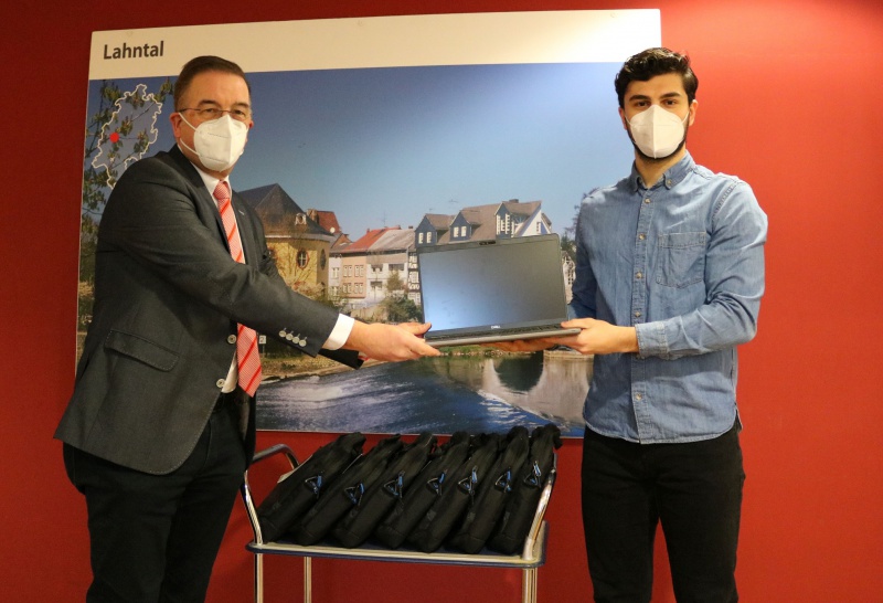 Oberbürgermeister Wagner bei der Übergabe der Laptops an unseren public administration Studenten Herrn Dinler.