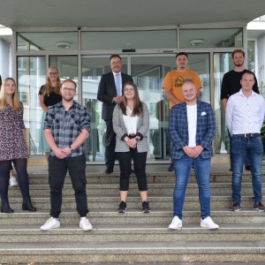 v.l. Patricia Stahl (Kauffrau für Büromanagement), Michelle Becker (Verwaltungsfachangestellte), Mariella Sarina Ambrosius (Fachangestellte für Bäderbetriebe), Johannes Völlmecke (Duales Studium Bachelor of Engeneering - Bauingenieur¬wesen), Manfred Wagne