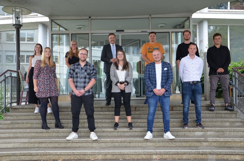 v.l. Patricia Stahl (Kauffrau für Büromanagement), Michelle Becker (Verwaltungsfachangestellte), Mariella Sarina Ambrosius (Fachangestellte für Bäderbetriebe), Johannes Völlmecke (Duales Studium Bachelor of Engeneering - Bauingenieur¬wesen), Manfred Wagne
