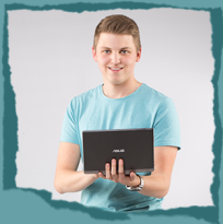 Junger Mann der ein Laptop in der Hand hält